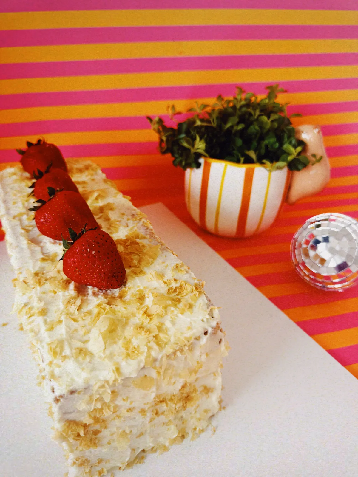 Ninho milk cream with puff pastry and fresh strawberries