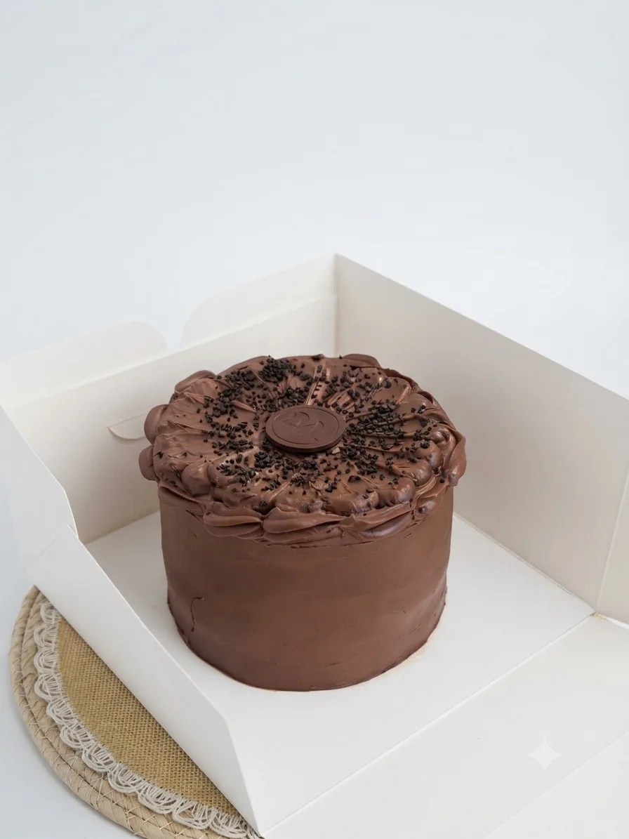 Four-milk cream with brigadeiro and red berry jam
