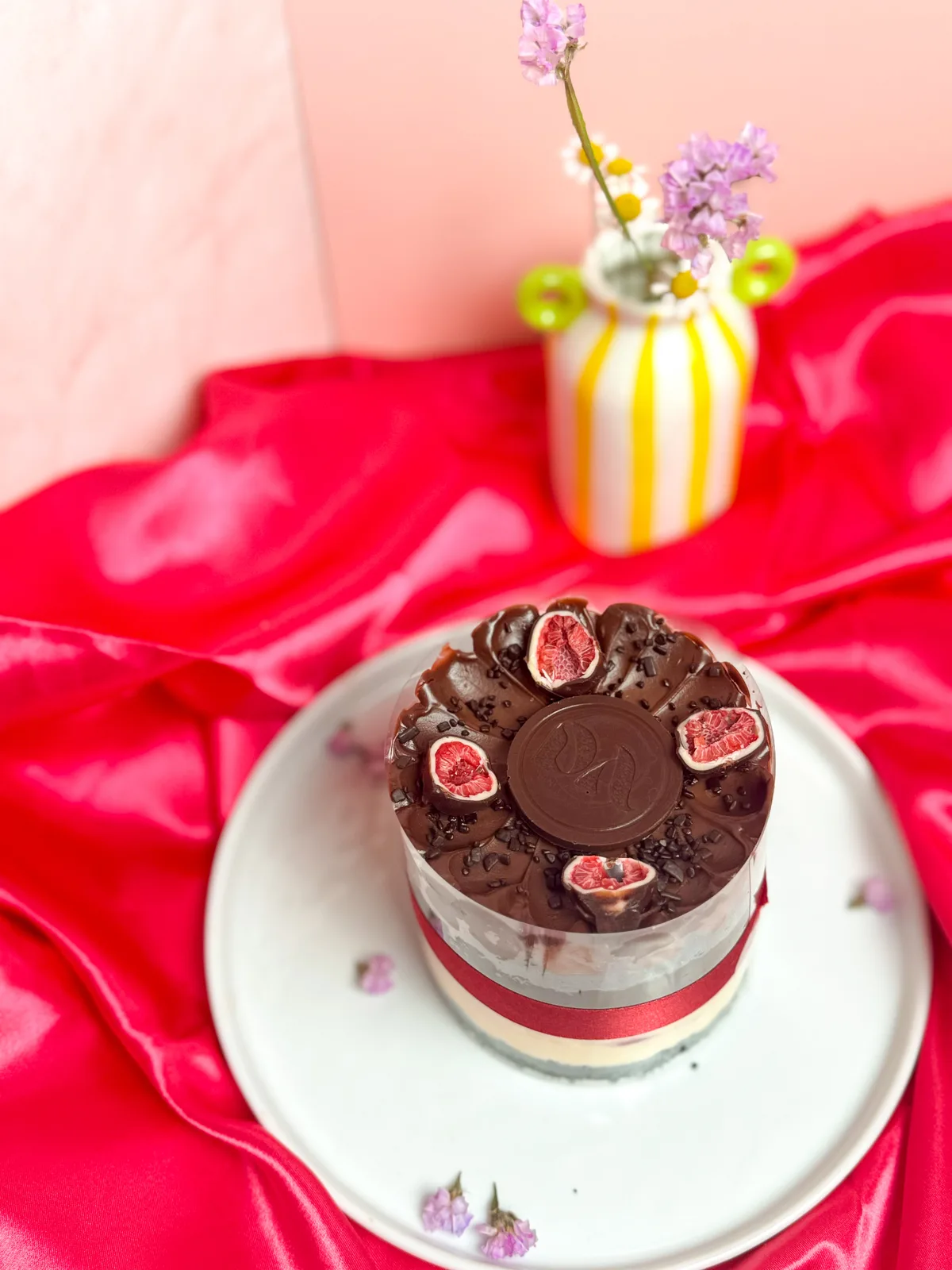 Mini cake: brigadeiro with four-milk cream and raspberry jam