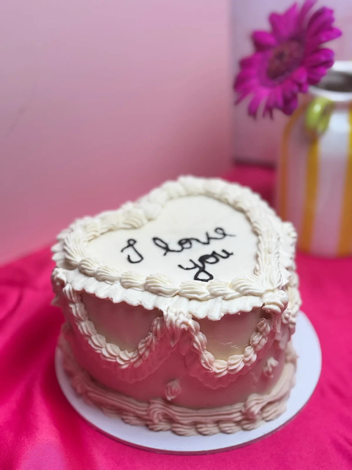 Brigadeiro with four-milk cream and raspberry jam