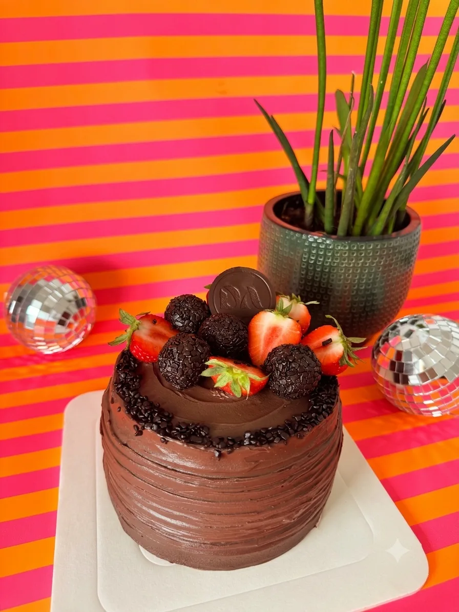 Brigadeiro with white cream and fresh strawberries